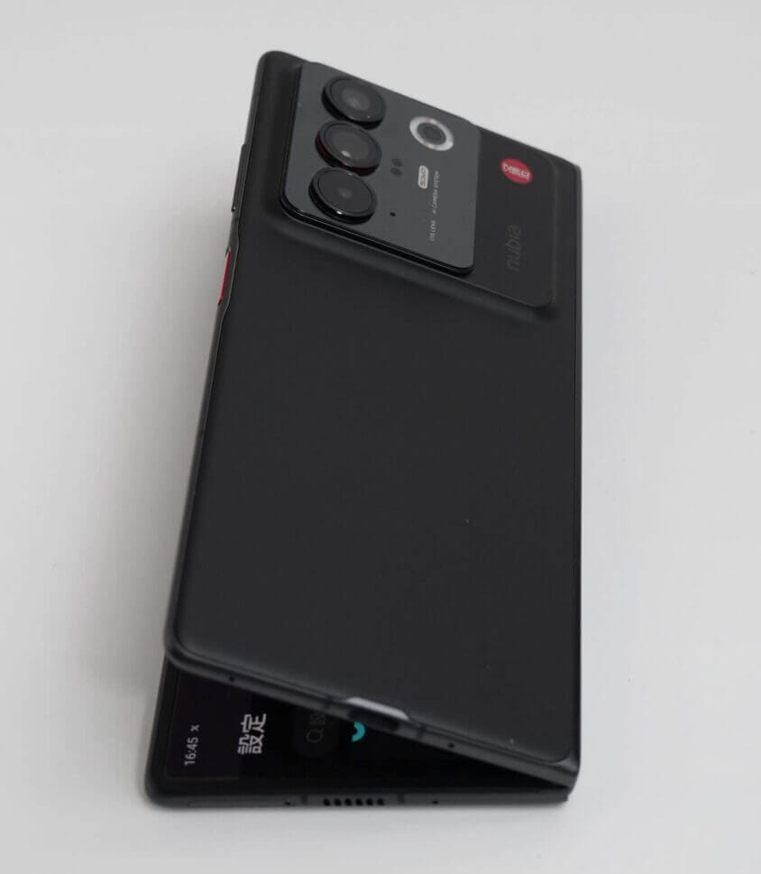 nubia Fold 本体画像