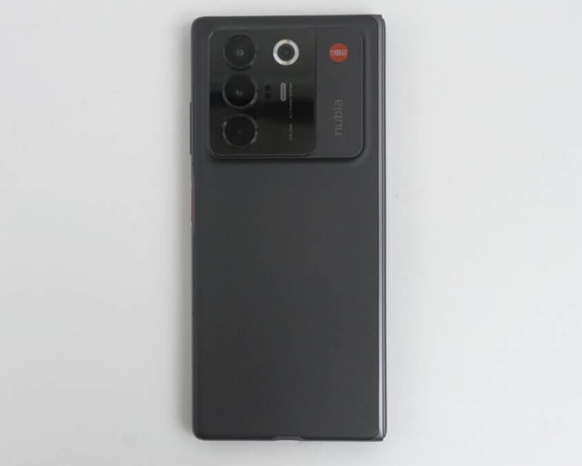 | 安く買う匠 nubia Fold 本体画像 閉じた状態