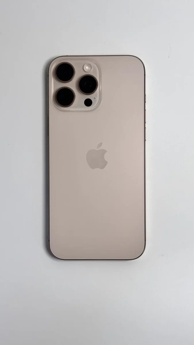 iPhone16 Pro Maxの実機写真